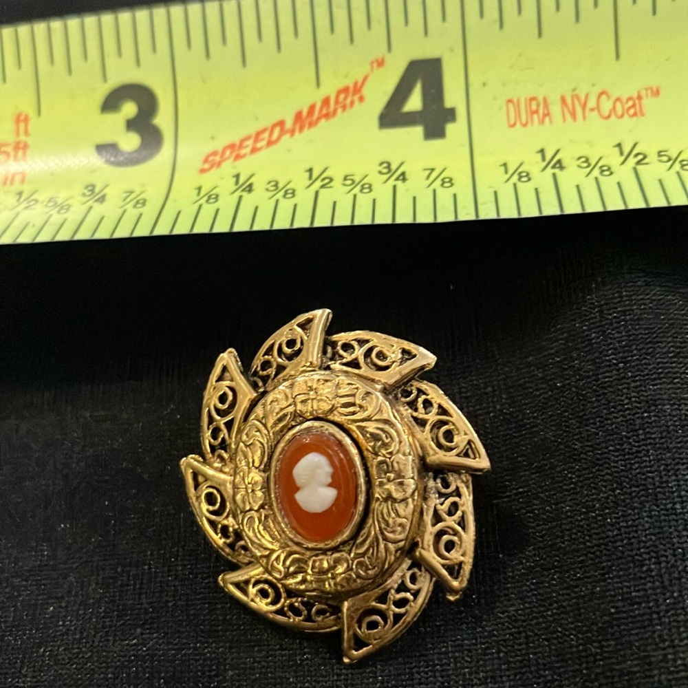 Ladies, very beautiful vintage cameo pin, beautiful Jewelry